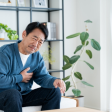 【呼吸器内科監修】胸が痛いときに考えられる原因は？右・真ん中・左それぞれの痛みに潜む呼吸器の病気とは
