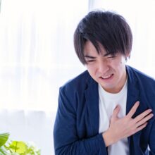 胸を押すと痛い…それは肺の病気かも？胸痛の原因と受診のタイミングとは？【医師が解説】